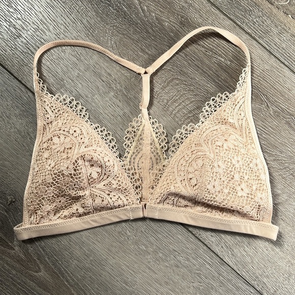 Victoria’s Secret Lace Bralette size small - Picture 2 of 3
